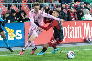 Toronto, ON, Kanada - Maç 18, 2023: Harvey Neville # 18 Inter Maimi FC defansı Toronto FC (Kanada) ve Inter Miami FC (ABD) arasında Toronto, Kanada 'da oynanan maçta top ile koştu. MLS Düzenli Sezonu.