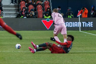 Toronto, ON, Kanada - Maç 18, 2023: Toronto FC # 29 numaralı Deandre Kerr # 29 numaralı forvet Robbie Robinson ile Toronto FC (Kanada) ve Inter Miami FC (ABD) arasındaki maçta Inter Maimi FC (R) 'nin 19 numaralı forveti