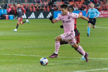 Toronto, ON, Kanada - Maç 18, 2023: Franco Negri # 33 Inter Maimi FC defans oyuncusu Toronto FC (Kanada) ve Inter Miami FC (ABD) arasında Toronto, Kanada 'da oynanan maçta top ile koştu. MLS Düzenli Sezonu.