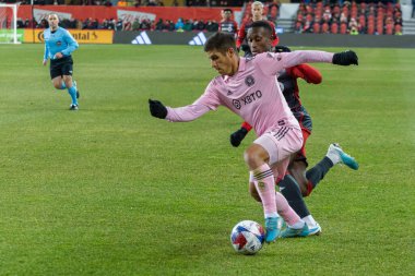 Toronto, ON, Kanada - Maç 18, 2023: Nicols Stefanelli # 22 forvet Miami FC ile Toronto FC (Kanada) ve Inter Miami FC (ABD) arasındaki maçta Toronto, Kanada 'daki BMO Field' da top koştu. MLS Düzenli Sezonu.