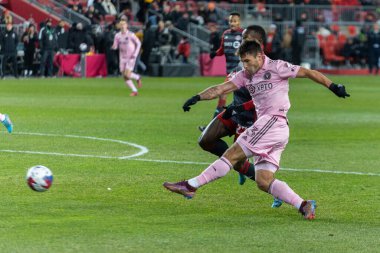 Toronto, ON, Kanada - Maç 18, 2023: Franco Negri # 33 Inter Maimi FC defans oyuncusu Toronto FC (Kanada) ve Inter Miami FC (ABD) arasında Toronto, Kanada 'da oynanan maçta top ile koştu. MLS Düzenli Sezonu.