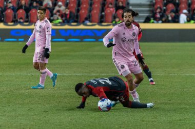 Toronto, ON, Kanada - Maç 18, 2023: Toronto FC 22 numaralı Richie Laryea Toronto FC 'nin Toronto FC (Kanada) ile Inter Miami FC (ABD) arasında oynanan maçın ardından Toronto, Kanada' daki BMO Field 'da mücadele etti. MLS Düzenli Sezonu.