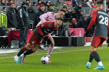 Toronto, ON, Kanada - Maç 18, 2023: Toronto FC # 21 orta saha oyuncusu Toronto FC (Kanada) ve Inter Miami FC (ABD) arasında Toronto, Kanada 'da oynanan karşılaşma sırasında düştü. MLS Düzenli Sezonu.