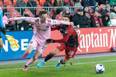 Toronto, ON, Kanada - Maç 18, 2023: Harvey Neville # 18 Inter Maimi FC defansı Toronto FC (Kanada) ve Inter Miami FC (ABD) arasında Toronto, Kanada 'da oynanan maçta top ile koştu. MLS Düzenli Sezonu.