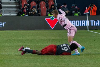 Toronto, ON, Kanada - Maç 18, 2023: Toronto FC # 29 numaralı Deandre Kerr # 29 numaralı forvet Robbie Robinson ile Toronto FC (Kanada) ve Inter Miami FC (ABD) arasındaki maçta Inter Maimi FC (R) 'nin 19 numaralı forveti