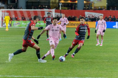 Toronto, ON, Kanada - Maç 18, 2023: Franco Negri # 33 Inter Maimi FC defans oyuncusu Toronto FC (Kanada) ve Inter Miami FC (ABD) arasında Toronto, Kanada 'da oynanan maçta top ile hareket etti. MLS Düzenli Sezonu.