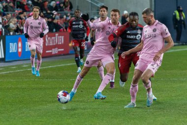 Toronto, ON, Kanada - Maç 18, 2023: Toronto FC # 20 forvet Toronto FC (Kanada) ve Inter Miami FC (ABD) arasında Toronto, Kanada 'da oynanan maçta top ile Ayo Akinola # 20 forvet. MLS Düzenli Sezonu.