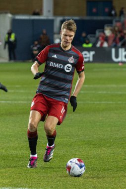 Toronto, ON, Kanada - Maç 18, 2023: Toronto FC 'nin 17 numaralı defans oyuncusu Toronto FC (Kanada) ve Inter Miami FC (ABD) arasında Toronto, Kanada' daki BMO Field 'da oynanan maçta üçüncüyle koştu. MLS Düzenli Sezonu.