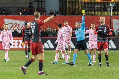 Toronto, ON, Kanada - Maç 18, 2023: Hakem Toronto FC (Kanada) ve Inter Miami FC (ABD) arasında Toronto, Kanada 'da oynanan maçta sarı kart gösterdi. MLS Düzenli Sezonu.