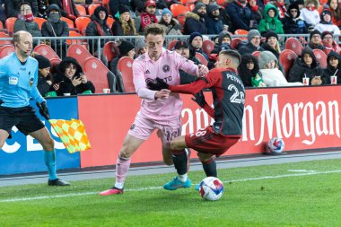 Toronto, ON, Kanada - Maç 18, 2023: Harvey Neville # 18 Inter Maimi FC defansı Toronto FC (Kanada) ve Inter Miami FC (ABD) arasında Toronto, Kanada 'da oynanan maçta top ile koştu. MLS Düzenli Sezonu.