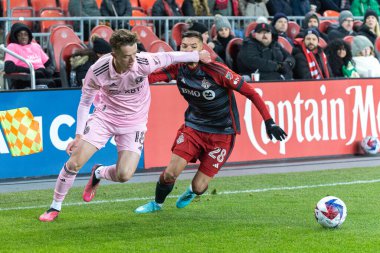 Toronto, ON, Kanada - Maç 18, 2023: Harvey Neville # 18 Inter Maimi FC defansı Toronto FC (Kanada) ve Inter Miami FC (ABD) arasında Toronto, Kanada 'da oynanan maçta top ile koştu. MLS Düzenli Sezonu.