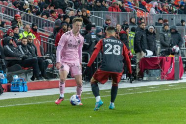 Toronto, ON, Kanada - Maç 18, 2023: Harvey Neville # 18 Inter Maimi FC defansı Toronto FC (Kanada) ve Inter Miami FC (ABD) arasında Toronto, Kanada 'da oynanan maçta topu sürüyor. MLS Düzenli Sezonu.