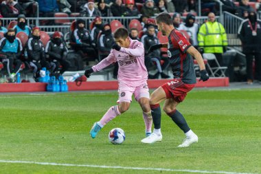 Toronto, ON, Kanada - Maç 18, 2023: Nicols Stefanelli # 22 forvet Miami FC ile Toronto FC (Kanada) ve Inter Miami FC (ABD) arasındaki maçta Toronto, Kanada 'daki BMO Field' da top koştu. MLS Düzenli Sezonu.