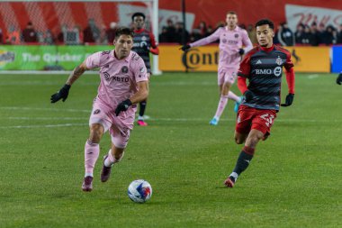 Toronto, ON, Kanada - Maç 18, 2023: Franco Negri # 33 Inter Maimi FC defans oyuncusu Toronto FC (Kanada) ve Inter Miami FC (ABD) arasında Toronto, Kanada 'da oynanan maçta top ile hareket etti. MLS Düzenli Sezonu.