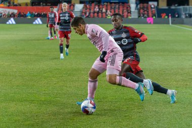 Toronto, ON, Kanada - Maç 18, 2023: Nicols Stefanelli # 22 forvet Miami FC ile Toronto FC (Kanada) ve Inter Miami FC (ABD) arasındaki maçta Toronto, Kanada 'daki BMO Field' da top koştu. MLS Düzenli Sezonu.