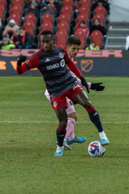 Toronto, ON, Kanada - 18. Maç 2023: Toronto FC 'nin 22 numaralı oyuncusu Richie Laryea, Toronto FC (Kanada) ve Inter Miami FC (ABD) arasında Toronto, Kanada' daki BMO Field 'da oynanan maçta top ile oynadı. MLS Düzenli Sezonu.