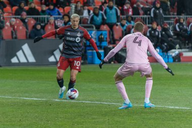 Toronto, ON, Kanada - Maç 18, 2023: Toronto FC # 10 forvet Toronto FC (Kanada) ve Inter Miami FC (ABD) arasında Toronto, Kanada 'daki BMO Field' da oynanan maç sırasında top ile birlikte Federico Bernardeschi # 10 ileri. MLS Düzenli Sezonu.