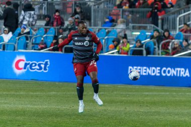 Toronto, ON, Kanada - Maç 18, 2023: Toronto FC # 20 forvet Toronto FC (Kanada) ve Inter Miami FC (ABD) arasında Toronto, Kanada 'da oynanan maçta top ile Ayo Akinola # 20 forvet. MLS Düzenli Sezonu.