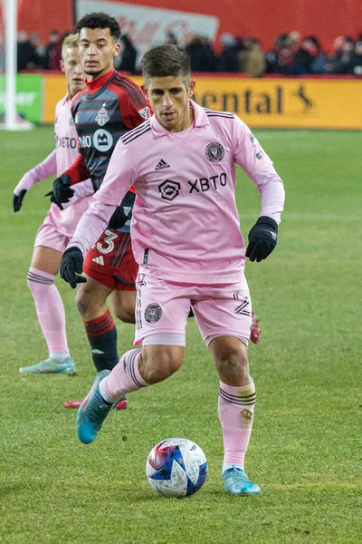Toronto, ON, Kanada - Maç 18, 2023: Nicols Stefanelli # 22 forvet Miami FC ile Toronto FC (Kanada) ve Inter Miami FC (ABD) arasındaki maçta Toronto, Kanada 'daki BMO Field' da top koştu. MLS Düzenli Sezonu.