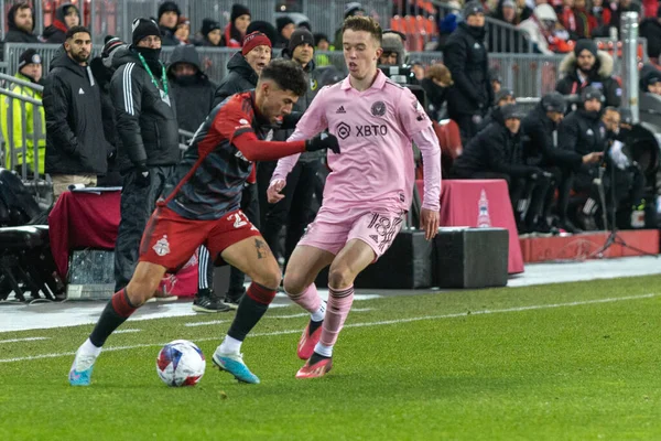Toronto, ON, Kanada - Maç 18, 2023: Toronto FC # 21 orta saha oyuncusu Toronto FC (Kanada) ve Inter Miami FC (ABD) arasında Toronto, Kanada 'da oynanan maçta topu alıyor. MLS Düzenli Sezonu.