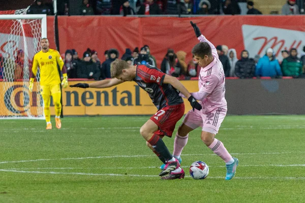 Toronto, ON, Kanada - Maç 18, 2023: Nicols Stefanelli # 22 forvet Miami FC ile Toronto FC (Kanada) ve Inter Miami FC (ABD) arasındaki maçta Toronto, Kanada 'daki BMO Field' da top koştu. MLS Düzenli Sezonu.