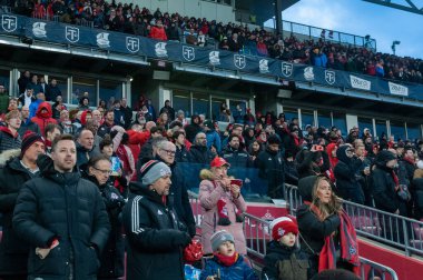 Toronto, ON, Kanada - 1 Nisan: Toronto FC taraftarları Toronto FC (Kanada) ile Charlotte FC (ABD) arasında oynanan 2023 MLS Normal Sezonu maçı sırasında Toronto, Kanada 'daki BMO Field' da (Score 2: 2)