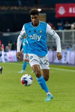 Toronto, ON, Kanada - 1 Nisan: Adilson Malanda # 29 Charlotte FC defansı Toronto FC (Kanada) ile Charlotte FC (ABD) arasında oynanan 2023 MLS Normal Sezonu maçında top ile Toronto, Kanada 'daki BMO Field' da koşar.)
