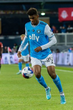 Toronto, ON, Kanada - 1 Nisan: Adilson Malanda # 29 Charlotte FC defansı Toronto FC (Kanada) ile Charlotte FC (ABD) arasında oynanan 2023 MLS Normal Sezonu maçında top ile Toronto, Kanada 'daki BMO Field' da koşar.)