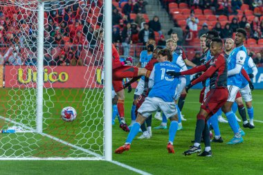 Toronto, ON, Kanada - 1 Nisan: Toronto FC, Toronto, Kanada 'daki BMO Field' da Toronto FC (Kanada) ve Charlotte FC (ABD) arasında oynanan 2023 MLS Normal Sezonu maçında cesaret skorunu yaptı (Score 2: 2)
