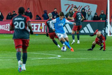 Toronto, ON, Kanada - 1 Nisan: Benjamin Bender # 15 Charlotte FC orta saha oyuncusu Toronto FC (Kanada) ile Charlotte FC (ABD) arasında oynanan 2023 MLS Normal Sezonu maçında topu sürüyor (Score 2: 2)
