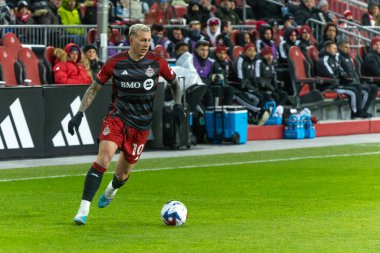 Toronto, ON, Kanada - 1 Nisan: Federico Bernardeschi # 10 forvet Toronto FC 2023 MLS Düzenli Sezonu maçında Toronto FC (Kanada) ile Charlotte FC (ABD) arasında Toronto, Kanada 'daki BMO Field' da top sürüyor (Score 2: 2)