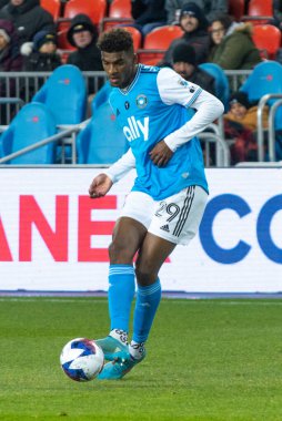 Toronto, ON, Kanada - 1 Nisan: Adilson Malanda # 29 Charlotte FC defansı Toronto FC (Kanada) ve Charlotte FC (ABD) arasında oynanan 2023 MLS Normal Sezonu maçında Toronto, Kanada 'daki BMO Field' da (Skoru 2: 2)
