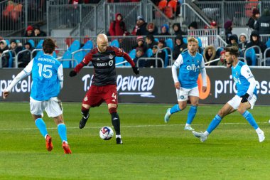 Toronto, ON, Kanada - 1 Nisan: Michael Bradley # 4 orta saha oyuncusu Toronto FC (Kanada) ile Charlotte FC (ABD) arasında oynanan 2023 MLS Normal Sezonu maçı sırasında topla birlikte Toronto, Kanada 'daki BMO Field' da top sürüyor.)