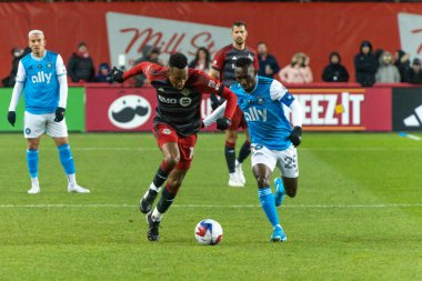 Toronto, ON, Kanada - Nisan 1: Mark-Anthony Kaye # Toronto FC 'nin 14 numaralı orta saha oyuncusu Toronto FC (Kanada) ile Charlotte FC (ABD) arasında oynanan 2023 MLS Normal Sezonu karşılaşmasında topla koşar.)