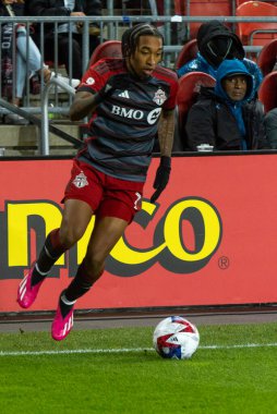 Toronto, ON, Kanada - 1 Nisan: Jahkeele Marshall-Rutty # 7 forvet Toronto FC 'de Toronto FC (Kanada) ve Charlotte FC (ABD) arasında oynanan 2023 MLS Normal Sezonu maçı sırasında Toronto, Kanada' da BMO Field 'da (Score 2: 2)