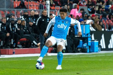 Toronto, ON, Kanada - 1 Nisan 1: Jaylin Lindsey # 24 Charlotte FC defansı Toronto FC (Kanada) ile Charlotte FC (ABD) arasında oynanan 2023 MLS Normal Sezonu maçında topu sürüyor.)