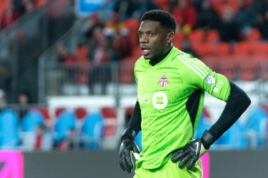 Toronto, ON, Kanada - 1 Nisan: Sean Johnson # 1 Toronto FC kalecisi 2023 MLS Düzenli Sezonu maçı sırasında Toronto FC (Kanada) ve Charlotte FC (ABD) arasında Toronto, Kanada 'daki BMO Field' da (Score 2: 2)