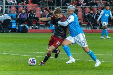 Toronto, ON, Kanada - 1 Nisan: Enzo Copetti # 9 ileri Charlotte FC (R) maçında Toronto FC (Kanada) ile Charlotte FC (ABD) arasında oynanan 2023 MLS Normal Sezonu maçı sırasında Toronto, Kanada 'daki BMO Field' da (Score 2: 2)