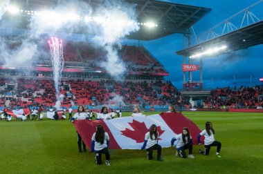 Toronto, ON, Kanada - 1 Nisan: Çocuklar Kanada 'nın Toronto şehrindeki BMO Field' da Toronto FC (Kanada) ve Charlotte FC (ABD) arasında oynanan 2023 MLS Normal Sezonu karşılaşmasından önce Kanada bayrağını elinde tutuyorlar (Skor 2: 2)