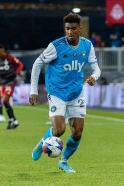 Toronto, ON, Kanada - 1 Nisan: Adilson Malanda # 29 Charlotte FC defansı Toronto FC (Kanada) ile Charlotte FC (ABD) arasında oynanan 2023 MLS Normal Sezonu maçında top ile Toronto, Kanada 'daki BMO Field' da koşar.)