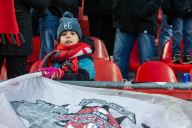 Toronto, ON, Kanada - 1 Nisan: Toronto FC taraftarları Toronto FC (Kanada) ile Charlotte FC (ABD) arasında oynanan 2023 MLS Normal Sezonu maçı sırasında Toronto, Kanada 'daki BMO Field' da (Score 2: 2)