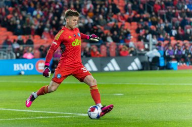 Toronto, ON, Kanada - 1 Nisan - George Marks # 31 numaralı Charlotte FC kalecisi Toronto FC (Kanada) ve Charlotte FC (ABD) arasında oynanan 2023 MLS Normal Sezonu maçında Toronto, Kanada 'daki BMO Field' da topa vuruyor.)