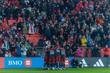 Toronto, ON, Kanada - 1 Nisan: Toronto FC paydaşları bu golü Toronto FC (Kanada) ile Charlotte FC (ABD) arasında oynanan 2023 MLS Normal Sezonu maçında Toronto, Kanada 'daki BMO Field' da kutladılar (Score 2: 2)
