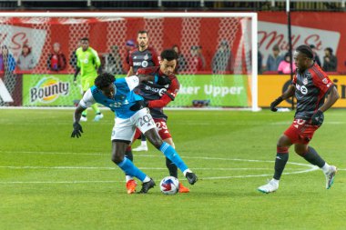 Toronto, ON, Kanada - 1 Nisan: Brandon Servania # 23 Toronto FC orta saha oyuncusu Derrick Jones # 20 orta saha oyuncusu Charlotte FC 'nin Toronto FC (Kanada) ve Charlotte FC (ABD) arasında oynanan 2023 MLS Normal Sezonu maçı sırasında