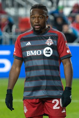 Toronto, ON, Kanada - 1 Nisan 1: Ayo Akinola # 20 Toronto FC 'nin Toronto FC (Kanada) ile Charlotte FC (ABD) arasında oynanan 2023 MLS Normal Sezonu maçına Toronto, Kanada' daki BMO Field 'da bakıyor (Score 2: 2)