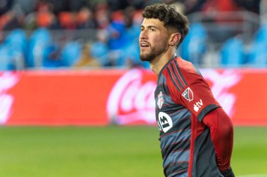 Toronto, ON, Kanada - 1 Nisan 1: Jonathan Osorio # 21 Toronto FC orta saha oyuncusu Toronto FC (Kanada) ve Charlotte FC (ABD) arasında oynanan 2023 MLS Normal Sezonu maçında Toronto, Kanada 'daki BMO Field' da görülüyor (Score 2: 2)