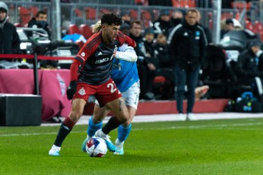 Toronto, ON, Kanada - 1 Nisan 1: Jonathan Osorio # 21 Toronto FC orta saha oyuncusu Toronto FC (Kanada) ile Charlotte FC (ABD) arasında oynanan 2023 MLS Normal Sezonu karşılaşmasında top için yarışıyor.)