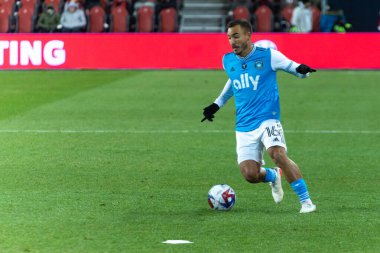 Toronto, ON, Kanada - 1 Nisan: Andre Shinyashiki # 16 Charlotte FC forveti Toronto FC (Kanada) ile Charlotte FC (ABD) arasında oynanan 2023 MLS Normal Sezonu maçında gol atıyor.)