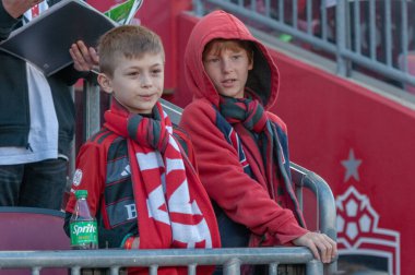 Toronto, ON, Kanada - 15 Nisan: Toronto FC taraftarları Toronto, Kanada 'daki BMO Field' da Toronto FC (Kanada) ve Atlanta United (ABD) arasında oynanan 2023 MLS Normal Sezonu maçında takımı destekliyor (Score 2: 2)