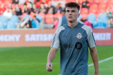 Toronto, ON, Kanada - 15 Nisan - Toronto FC 'nin 52 numaralı orta saha oyuncusu Toronto FC (Kanada) ve Atlanta United (ABD) arasında oynanan 2023 MLS Normal Sezonu maçından önce Toronto, Kanada' daki BMO Field 'da (Score 2: 2)